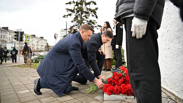 Во имя памяти, во славу Героев: в Новороссийске в рамках юбилейной «Бескозырки» возложили цветы к военным памятникам и высадили 80 кустов сирени 